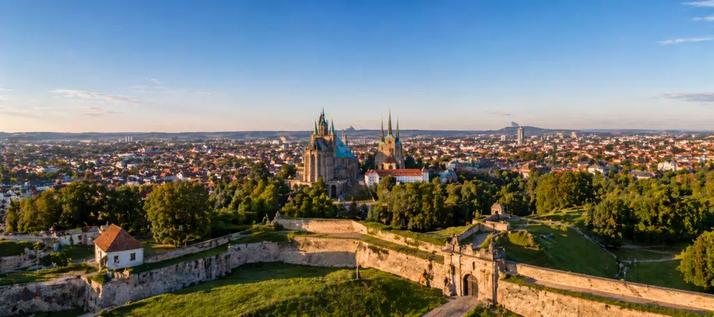 Panoramablick über Erfurt mit Dom, Severikirche und historischer Zitadelle Petersberg bei sonnigem Wetter.