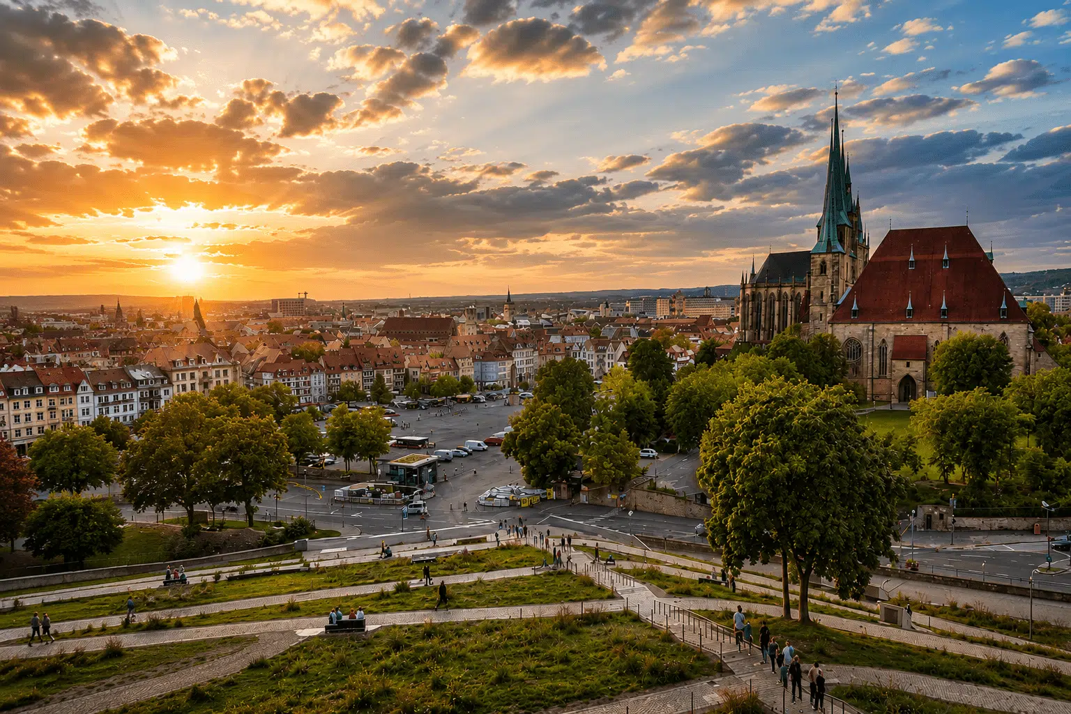 Panoramablick über die Erfurter Altstadt bei Sonnenuntergang mit dem Erfurter Dom, der Severikirche und dem Domplatz im Vordergrund, Immobilienmakler in Erfurt Daberstedt, Immobilienmakler in Erfurt, Immobilienmakler Altstadt Erfurt, Immobilienmakler in Erfurt Hochheim, Immobilienmakler Thüringen, Immobilienmakler in Erfurt Daberstedt, Immobilienmakler Mitteldeutschland, WEKEYS Immobilienmakler, Makler Daberstedt Erfurt, Immobilien verkaufen Erfurt, Makler für Häuser Erfurt, Immobilienmakler Erfurt, Immobilienmakler Anger Erfurt, Immobilienmakler Domplatz Erfurt,