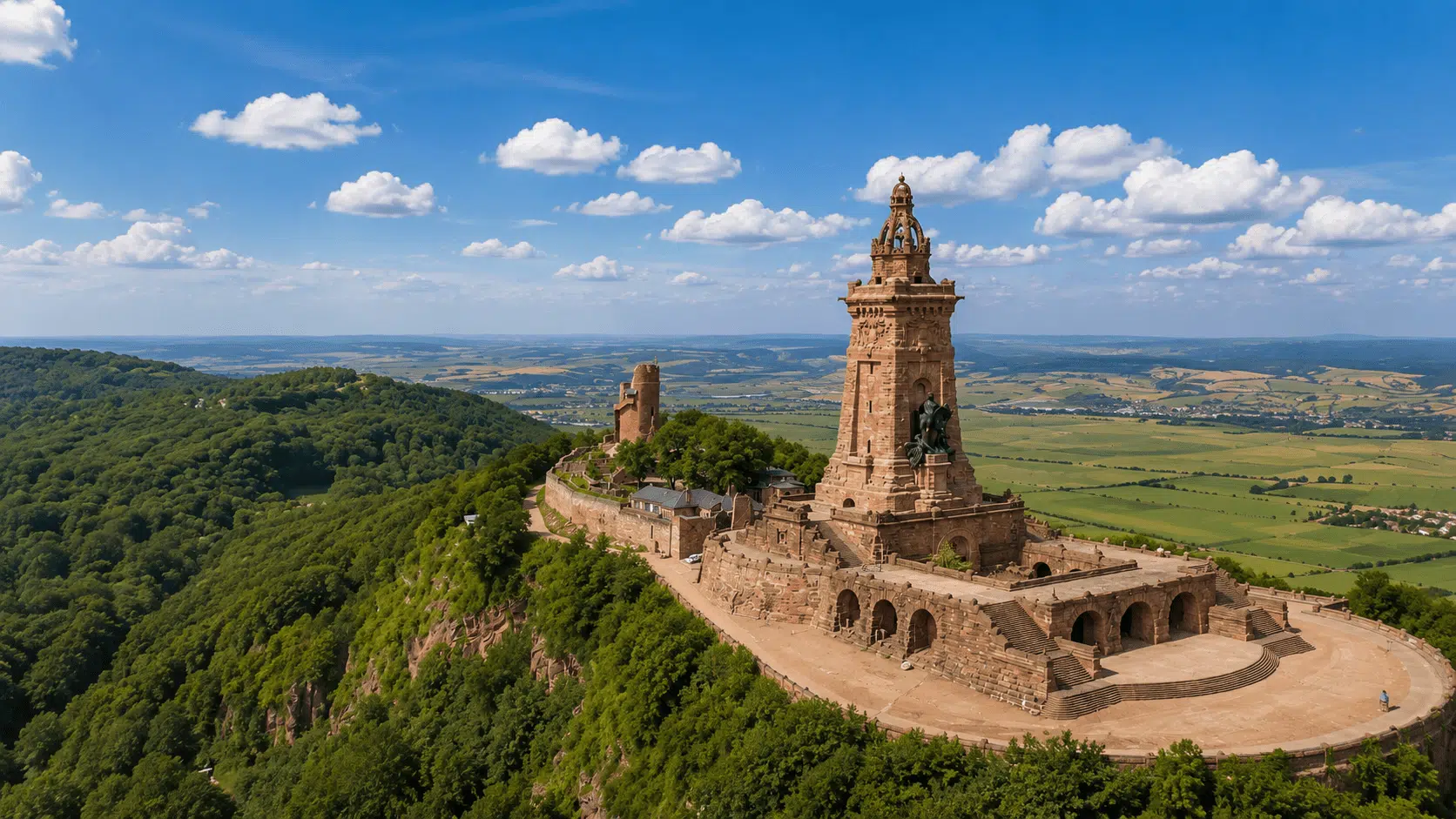 Kyffhäuser-Denkmal auf dem Kyffhäusergebirge mit weitem Blick über die Landschaft Nordthüringens und das Thüringer Becken unter blauem Himmel, Immobilienmakler im Kyffhäuserkreis