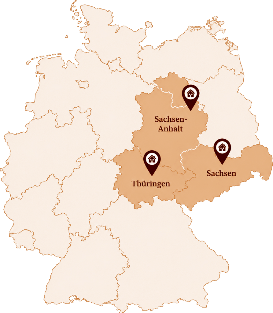 Die Grafik zeigt eine Deutschlandkarte, auf der die Bundesländer Thüringen, Sachsen und Sachsen-Anhalt farblich hervorgehoben sind. Markierungssymbole kennzeichnen die regionalen Schwerpunkte und verdeutlichen das Tätigkeitsgebiet von WEKEYS in Mitteldeutschland.

Die regionale Marktkenntnis ist ein entscheidender Faktor für erfolgreiche Immobiliengeschäfte. Immobilienmärkte unterscheiden sich je nach Standort erheblich hinsichtlich Preisentwicklung, Nachfrage, Zielgruppen und Vermarktungsdauer. Eine fundierte Kenntnis der lokalen Gegebenheiten ermöglicht eine realistische Immobilienbewertung und eine zielgerichtete Vermarktungsstrategie.

In Thüringen, Sachsen und Sachsen-Anhalt bieten sich Eigentümern, Käufern und Investoren vielfältige Chancen. Von attraktiven Wohnlagen in den Städten über familienfreundliche Vororte bis hin zu renditestarken Kapitalanlagen in Wachstumsregionen profitieren Kunden von einer professionellen Begleitung durch erfahrene Immobilienexperten.

Die regionale Ausrichtung ermöglicht eine persönliche Betreuung vor Ort sowie eine genaue Einschätzung der jeweiligen Marktbedingungen. Dies schafft die Grundlage für erfolgreiche Immobilienverkäufe, sichere Vermietungen, professionelle Immobilienverwaltungen und fundierte Investitionsentscheidungen.

Das Motiv eignet sich besonders für Inhalte rund um regionale Immobilienmärkte, Immobilienvermittlung, Immobilienbewertung, Standortanalysen, Immobilienverkauf, Vermietung und Verwaltung in Mitteldeutschland.

SEO-Schlagworte:
Immobilien Thüringen, Immobilien Sachsen, Immobilien Sachsen-Anhalt, Immobilien Mitteldeutschland, Immobilienmakler Thüringen, Immobilienmakler Sachsen, Immobilienmakler Sachsen-Anhalt, Haus verkaufen Thüringen, Haus verkaufen Sachsen, Haus verkaufen Sachsen-Anhalt, Immobilienbewertung Thüringen, Immobilienbewertung Sachsen, Immobilienbewertung Sachsen-Anhalt, Immobilienverwaltung Mitteldeutschland, Vermietung Immobilien, regionaler Immobilienmarkt, Immobilienexperte, Standortanalyse Immobilien, WEKEYS Immobilien, Immobilienservice Mitteldeutschland. - ✅ WEKEYS IMMOBILIEN – Menschlich. Engagiert. Erfolgreich.